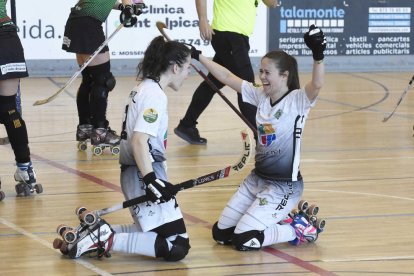 Laia Cid controla una bona en una acción del partido.