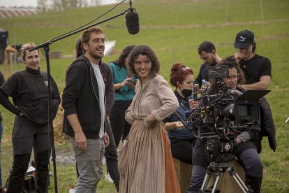 El director, Ibai Abad, junto a la actriz Mireia Vilapuig.