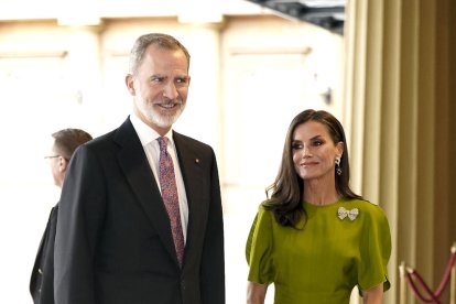 Els reis Felip VI i Letícia, ahir a Londres.