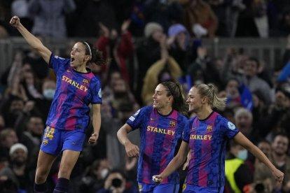 La grada del Camp Nou va lluir un mosaic amb el missatge ‘More than empowerment’ (més que empoderament).