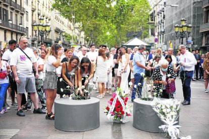 Representantes políticos ayer en las Rambles.