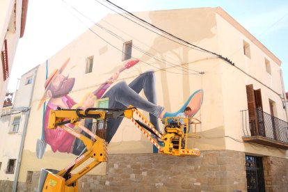 Josep Vallverdú coneix el mural que ret homenatge al seu món literari al 8è Gargar de Penelles