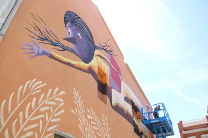 Josep Vallverdú coneix el mural que ret homenatge al seu món literari al 8è Gargar de Penelles