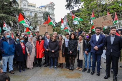 Manifestaciones frente al Congreso por un “Sáhara libre” - Las muestras de disconformidad ante el giro del Gobierno con el Sáhara se extendieron a las afueras del Congreso, donde un grupo de manifestantes saharauis protestaron y reclamaron ...