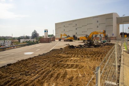 Ara és obligatori accedir al pàrquing davant del Guindàvols, per un tram d’Arquitecte Gomà que passa a ser de doble sentit.