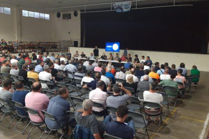 Pere Ramon Pont, de Claravalls, regant ahir a la tarda una plantació de pomeres.