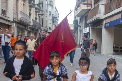 Desenes de persones van omplir el centre per presenciar la tradicional entrada de l’aigua a la qual s’atribueix propietats miraculoses.