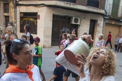 Desenes de persones van omplir el centre per presenciar la tradicional entrada de l’aigua a la qual s’atribueix propietats miraculoses.