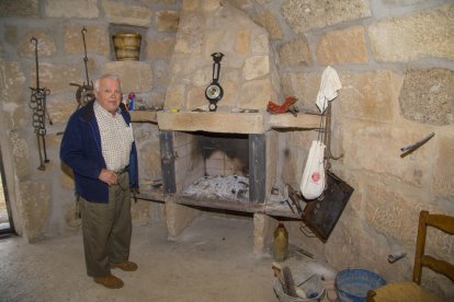 Joan Agustí Tarragó delante de la cabaña que comenzó a construir hace más de cuatro meses y espera inaugurar en primavera.