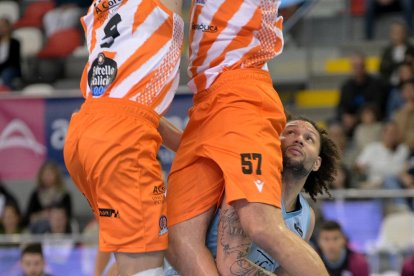 Jaume Lobo, que se retiró lesionado, intenta anotar una bandeja ante la presión del exazulgrana Aleix Font.