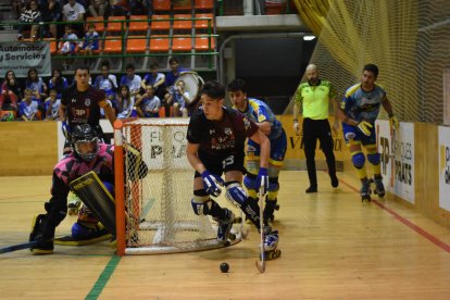 Los listados se abrazan tras anotar uno de los cuatro goles.