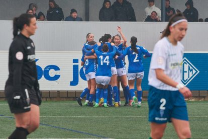 Andrea, autora de un doblete, trata de aprovechar un malentendido entre la defensa y la portera del Córdoba.