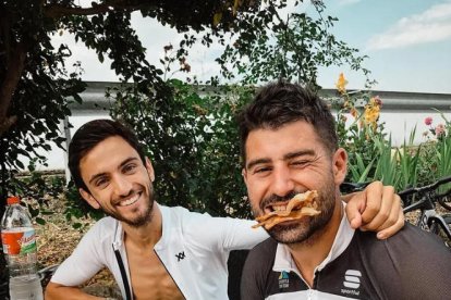 Ciclistes participant en el tour ciclista solidari i que permet descobrir paisatges extraordinaris.