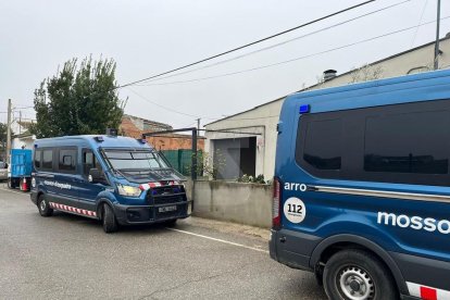Part de l'operatiu dels Mossos d'Esquadra a la casa situada a la partida Quatre Pilans de Lleida.