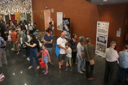 Els titellaires mouen centenars de persones a Lleida en l'arrencada del darrer dia de la 34a Fira de Titelles