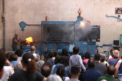 Els titellaires mouen centenars de persones a Lleida en l'arrencada del darrer dia de la 34a Fira de Titelles