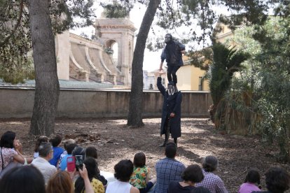 Els titellaires mouen centenars de persones a Lleida en l'arrencada del darrer dia de la 34a Fira de Titelles
