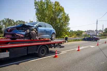 Los dos turismos implicados en el accidente a la altura de Les Basses d’Alpicat.