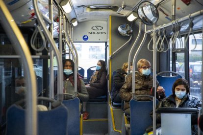 Usuarios de un autobús urbano de Lleida con mascarilla ayer, el último día que eran obligatorias.