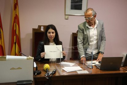 El sorteo del quinto edil se llevó a cabo con los nombres de los candidatos en sobres dentro de una urna.