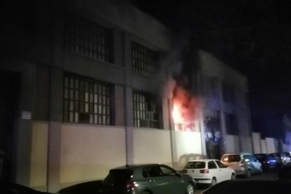 Agentes de los Mossos d’Esquadra y bomberos ayer por la mañana tras el incendio en la nave.
