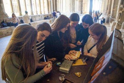 Estudiantes de Historia y Turismo de la UdL que participaron ayer en el ‘escape room’ en la Seu Vella.