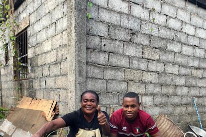 El jugador del Lleida Esportiu, amb familiars guineans.