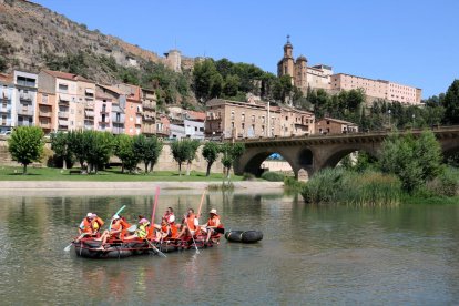 Balaguer vive una Transsegre atípica sin la tradicional bajada de barcas caseras por la sequía