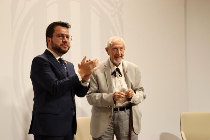 Josep Vallverdú recibe la medalla centenaria de la Generalitat: