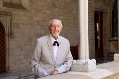 Josep Vallverdú recibe la medalla centenaria de la Generalitat: