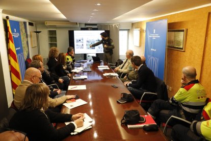 Agents Rurals al costat d’un senglar atropellat a la carretera C-12 entre Lleida i Corbins.