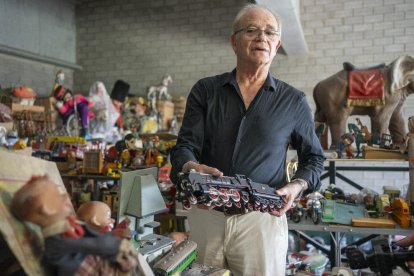 Manel Gigó atesora una colección con más de 3.000 juguetes de todo tipo, algunos con más de 100 años de antigüedad.