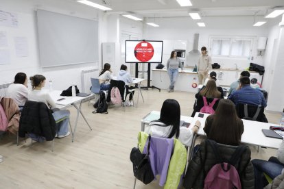 A l’esquerra, alumnes que simulen que són cotxes aparcats en colpegen un altre que simula que és un patinet per anar pel costat dret del carril. A la dreta, la sessió teòrica.