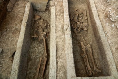 Les excavacions al jaciment de Santa Coloma d'Àger deixen al descobert sarcòfags i les restes de sis individus
