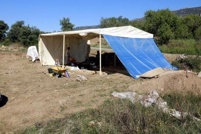 Les excavacions al jaciment de Santa Coloma d'Àger deixen al descobert sarcòfags i les restes de sis individus