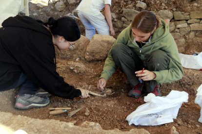 Les excavacions al jaciment de Santa Coloma d'Àger deixen al descobert sarcòfags i les restes de sis individus