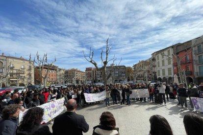 Cervera. La capital de la Segarra celebró el 8-M en la plaza Santa Anna con la lectura del manifiesto reivindicativo y el baile de La Miliciana.