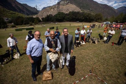 Adrover, en el centro, junto al alcalde y el presidente de la Diputación. El pastor de Bellvís a la derecha.