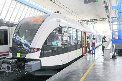 FGC estrenó el agosto pasado el tercer tren que cubre la línea de la Pobla de Segur.