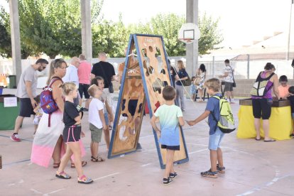 Sidamon. Niños disfrutan con juegos de madera en la pista deportiva.