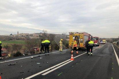 Greu accident entre un cotxe i un camió a Tàrrega