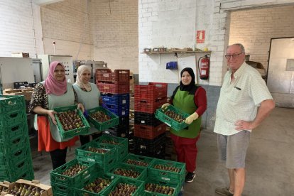 Dos trabajadoras de Freshis junto a Lluís Puig, fundador y CEO de la empresa.
