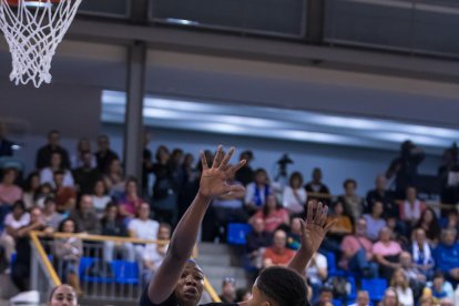 Jewel Tunstull prepara su lanzamiento ante la maliense Coulibaly.