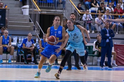 Jewel Tunstull prepara su lanzamiento ante la maliense Coulibaly.