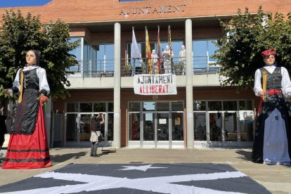 Cartel del ayuntamiento en qué se delcara su 'liberación'.