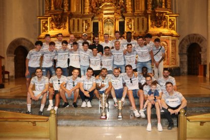 La plantilla del Tremp, festejando el ascenso por toda la ciudad.