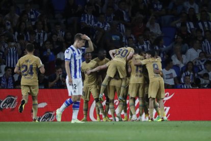 Robert Lewansdowski, que ayer cumplió 34 años, saluda a la afición.