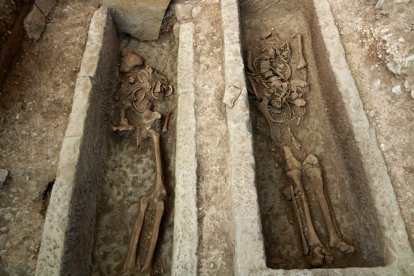 Escolares de Àger visitando el yacimiento de Santa Coloma.