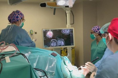 Cirurgies a l'Hospital Arnau de Vilanova amb l'ajuda de l'escàner Loop-X per fer diagnòstics a temps real dels pacients.
