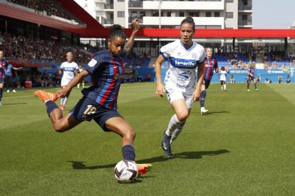 Geyse, que abrió el marcador, intenta una centrada.